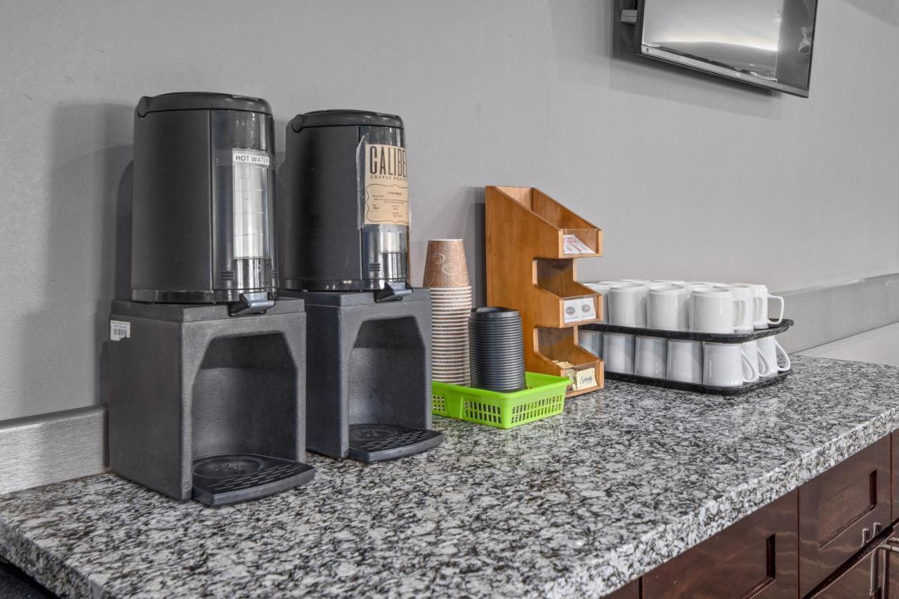 Home Inn & Suites Regina Airport Zewnętrze zdjęcie